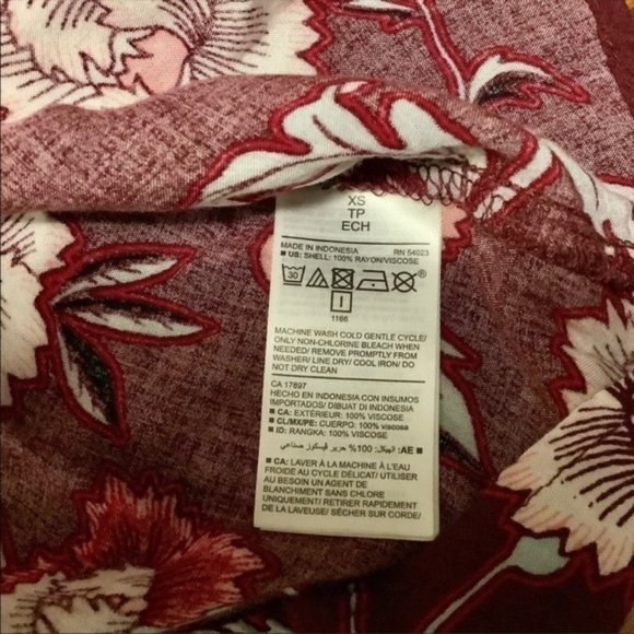 𝅺OLD Navy Floral Top - Lightweight - Picture 4 of 5